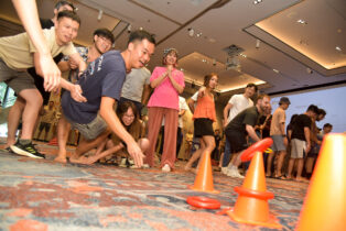 Corporate team members Encouraging effective communication and decision-making under time pressure