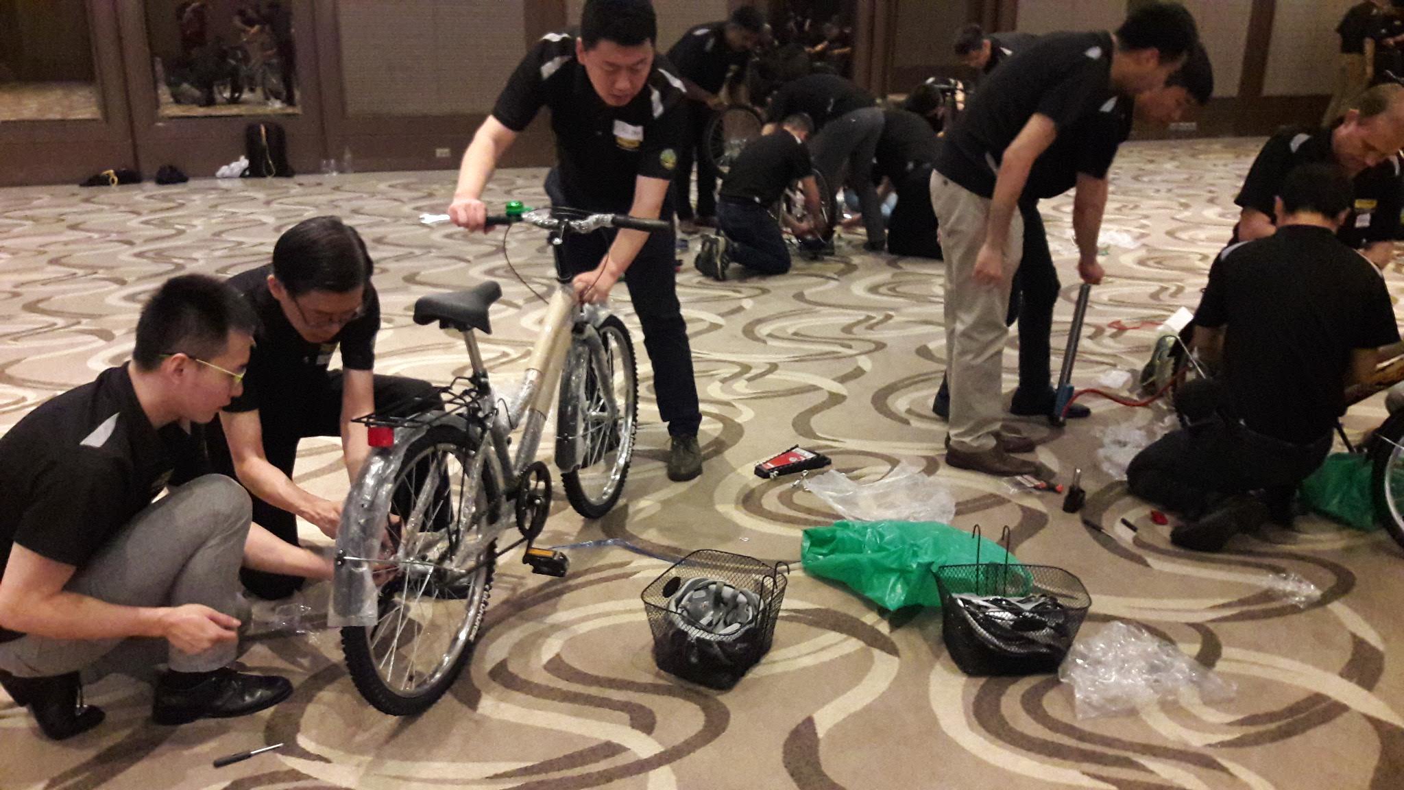Planning Before Execution Improves Team Performance Corporate teams planning and assembling bicycles during a hands-on Bangkok team-building challenge focused on coordination and performance